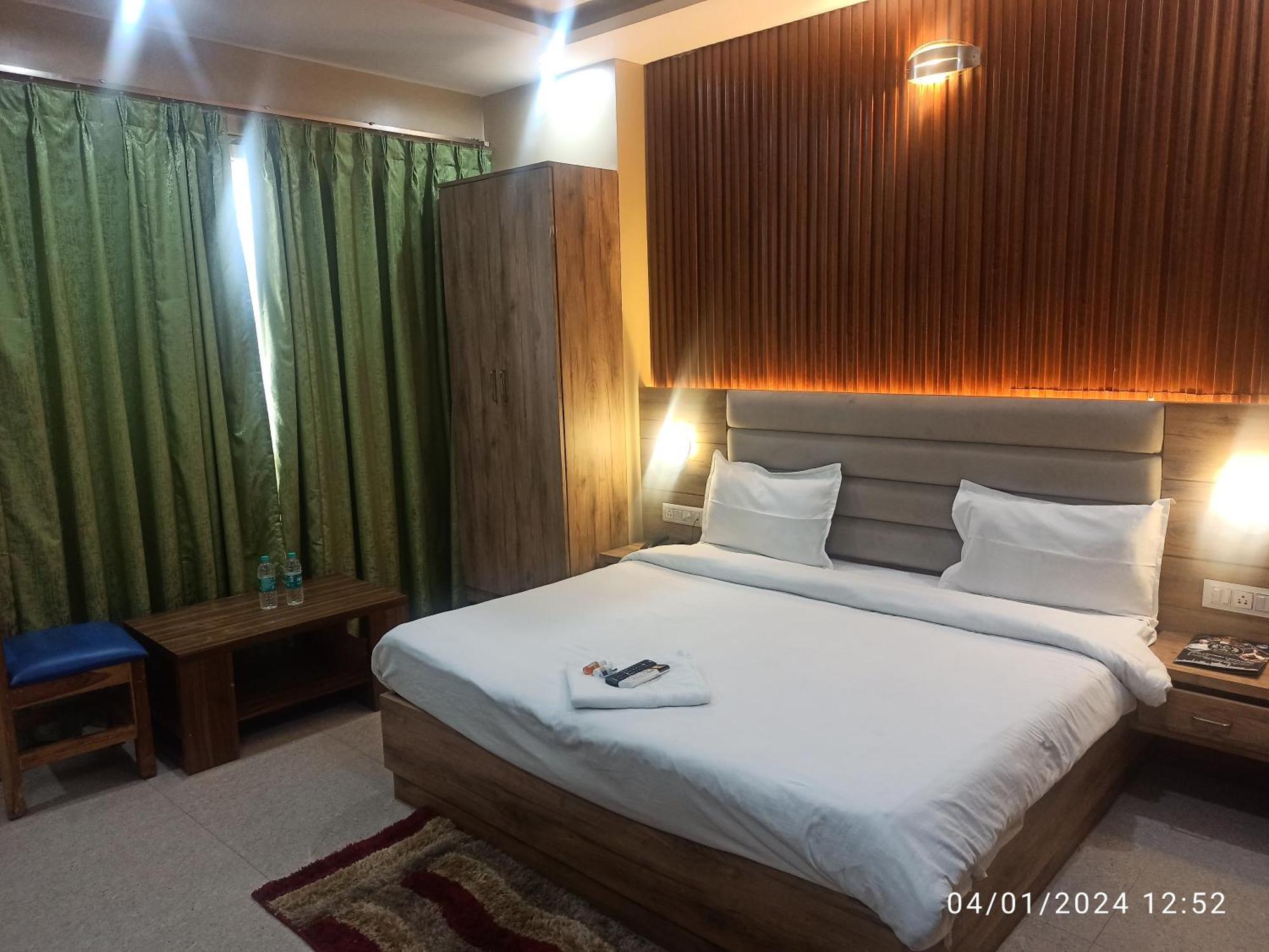 Icyhotels Hl Inn Chinhat Bagian luar foto